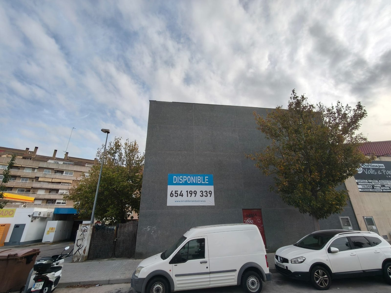 Nave industrial de 654 m² en avenida principal de Godella, con ascensor y patio trasero